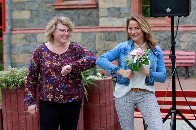 Bilder des Jahres 2020, Entertainment 05 Mai Entertainment Themen der Woche AWO Leiterin Jana Nickolmann und Nicci Schubert bei einem Konzert zum Muttertag im AWO Pflegeheim. Görlitz, 10.05.2020