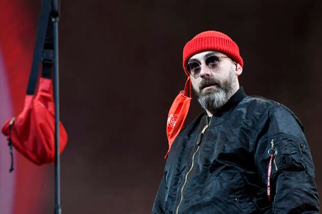 Bilder des Jahres 2020, Entertainment 05 Mai News Bilder des Tages Sido live beim Autokultur-Konzert auf dem Schützenplatz. Die Besucher verfolgen unter Berücksichtigung klarer Hygiene-Vorschriften während der Corona-Krise den Auftritt aus dem Auto. Hannover, 11.05.2020