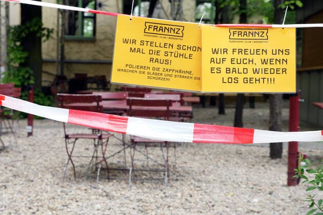 Bilder des Jahres 2020, News 05 Mai News Bilder des Tages 12.05.2020, Berlin - Deutschland. Die Gastronomie wartet auf Lockerungen in der Corona-Krise, bisher müssen Biergärten noch geschlossen bleiben und dürfen keine Gäste bedienen. Stühle und Tische stehen aber schon bereit.