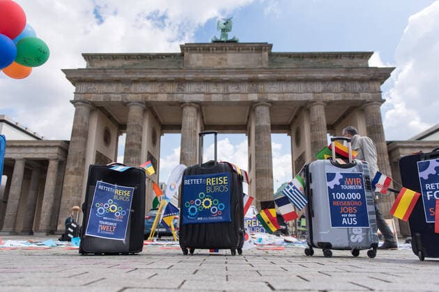 Bilder des Jahres 2020, News 05 Mai Berlin, Protest der Reiseindustrie vor dem Brandenburger Tor Deutschland, Berlin - 13.05.2020: Im Bild sind Impressionen von der Großdemo zu sehen. Berlin Berlin Deutschland