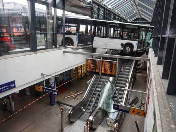 Bilder des Jahres 2020, News 05 Mai News Bilder des Tages Linienbus rast durch Bahnhofsgebäude - Großeinsatz der Feuerwehr 13.05.20 - Hamburg: Gegen 13:59 Uhr raste ein Linienbus in Hamburg-Bergedorf aus bislang ungeklärter Ursache am Busbahnhof Bergedorf durch das Bahnhofsgebäude und kam über der Rolltreppe zum stehen. Die Feuerwehr sichert derzeit den Gelenkbus und bereitet die Bergung vor. Die S-Bahnen passieren den Bahnhof derzeit ohne Halt in Bergedorf. Hamburg Bergedorf Deutschland Copyright: xLucaxFieldx