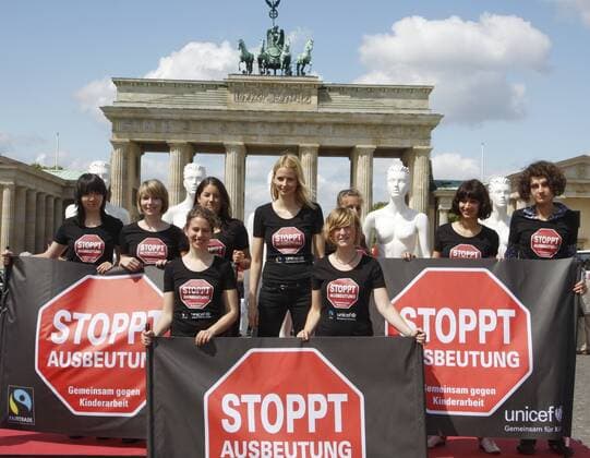 8 Pk: Eva Padberg bei Aktion der Unicef gegen Kinderarbeit vor dem Brandenburger Tor, Berliner, Sonne, Blauer Himmel, Stadtansicht, Stadtansichten, Sehenswürdigkeit, Sehenswürdigkeiten, Stadt Berlin, Symbol, Symbolbild, Aussenansicht, Touristen, Wetter, Berlin D DEU Copyright: xBriganiArt Bartillx 00192344_00192344
