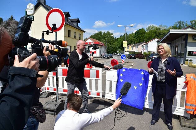Bilder des Jahres 2020, News 05 Mai Die Deutsch-Französische Grenze ist in Saarbrücken-gersweiler wieder frei seit 13 Uhr am Fraiteg (15.5.2020). Saarlands Wirtschaftsministerin Anke Rehlinger und Mitarbeiter des Landesbetriebs für Straßenbau entfernten die Absperrungen unter Beifall und Hopkonzert von Anwohnern und Passanten.