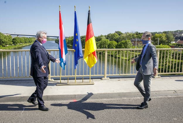 Bilder des Jahres 2020, News 05 Mai News Bilder des Tages Bundesaussenminister Heiko Maas, SPD, und der Aussenminister von Luxemburg, Jean Asselborn, treffen sich auf einer Moselbruecke zwischen den Staedten Perl und Schengen, und eroeffnen die gemeinsame Grenze, nach der coronabedingten Schliessung, wieder. 16.05.2020 Schengen Luxemburg