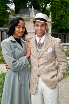 Bilder des Jahres 2020, Entertainment 05 Mai David Hermlin mit Freundin Emilia Quaye bei einem exklusiven Fototermin im Bürgerpark Pankow. Ursprünglich wollte David mit Vater Andrej Hermlin und Schwester Rachel ein Konzert im Bürgerpark geben, aber das Konzert wurde von der Polizei verboten. Berlin, 16.05.2020