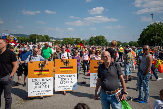 Bilder des Jahres 2020, News 05 Mai News Bilder des Tages Stuttgart Demonstration, Coronavirus, Protest, Beschränkungen, Querdenken, Querdenken0711, 16.05.2020 Lockdown, Demonstration, Coronavirus, Protest, Beschränkungen, Querdenken, Querdenken0711, 16.05.2020, Copyright: xEibner-Pressefoto SaschaxWaltherx EP_swa