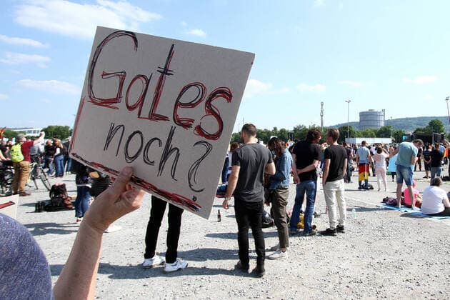 Bilder des Jahres 2020, News 05 Mai News Bilder des Tages Unter dem Motto Querdenken fand auf den Wasen in Bad Cannstatt eine Demonstration und Kundgebung mit 5.000 Teilnehmern, darunter viele Coronaleugner und andere Anhänger diffuser Verschwörungstheorien, gegen Freiheitsbeschränkungen zur Eindämmung der Coronakrise statt, Stuttgart, Baden Württemberg, Deutschland. Demonstrantin hält ein Plakat mit Aufschrift (Bill) Gates noch.