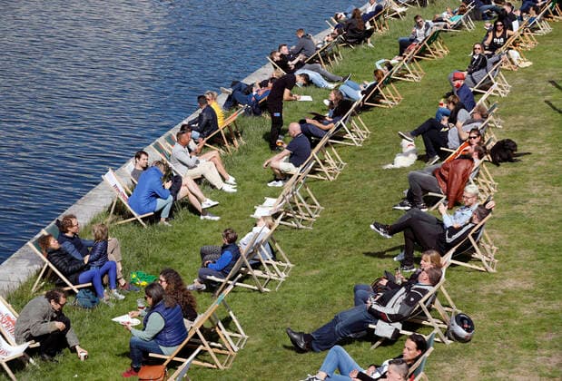 Bilder des Jahres 2020, News 05 Mai News Bilder des Tages Corona - Lockerungen Berlin, DEU, 17.05.2020 - Ein Ober mit Gesichtsmaske bedient Gaeste in einem gut besuchten Cafe an der Spree in Berlin. Deutschland oeffnet sich langsam wieder. Nach dem Lockdown duerfen Geschaefte, Cafes und Restaurants jetzt nach und nach wieder Kunden bedienen. Dabei muessen Gaeste und Bedienung Abstands- und Hygieneregeln einhalten. Berlin Berlin Deutschland