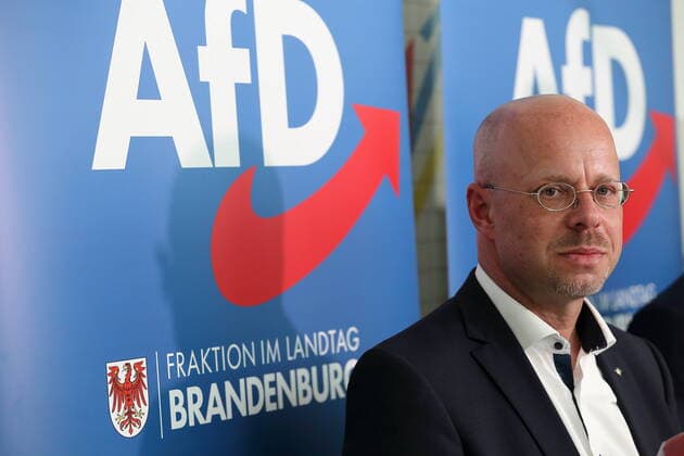 Bilder des Jahres 2020, News 05 Mai News Themen der Woche KW21 News Bilder des Tages Andreas Kalbitz (parteilos, bisheriger AfD-Landes- und Fraktionschef) spricht nach einer Sondersitzung der AfD-Landtagsfraktion auf einer Pressekonferenz zu dessen Verbleib in der Fraktion nach Partei-Rauswurf durch den Bundesvorstand, Landtag Brandenburg, Potsdam, 18. Mai 2020. Brandenburg: Andreas Kalbitz bleibt Mitglied der AfD-Landtagsfraktion