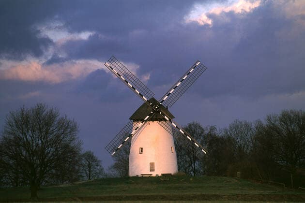 Rundgang mit Stadtanrichten und Sehenswuerdigkeiten von Krefeld der Samt und Seidenstadt am Niederrhein in Nordrhein-Westfalen. u.B.z. Egelsbergmuehle in Krefeld-Traar. Krefeld am Niederrhein
