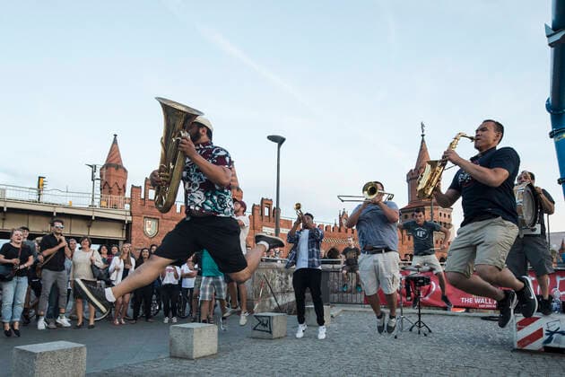 19 Fete de la Musique, Top Shelf Brass Band aus Los Angeles (LA) vor der Oberbaumbruecke am 21. Juni 2017. Jazz, Sonnenuntergang, Goldene Stunde, Abend, Abendstunde, Abendstimmung, Springen, Sprung, Musik Berlin Deutschland, Germany Copyright: xPOP-EYEx xBenxKriemannx 10075440_Fete2017_8744