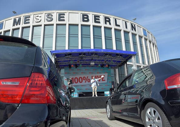 Bilder des Jahres 2020, Entertainment 05 Mai Entertainment Themen der Woche KW21 Entertainment Bilder des Tages 21.05.2020, xlakx, Entertainment Musik, rbb 88.8 90er-Drive-In Konzert emspor, v.l.Tim Koschwitz Radiomoderator vom rbb 88.8 steht auf der Buehne im Autokino am Messedamm Ecke Alte Jaffestrasse Allego charging station.Alle Konzerte finden dabei live statt. Das Publikum sitzt im Auto und hoert über eine eigene Frequenz den Ton im Radio. Berlin