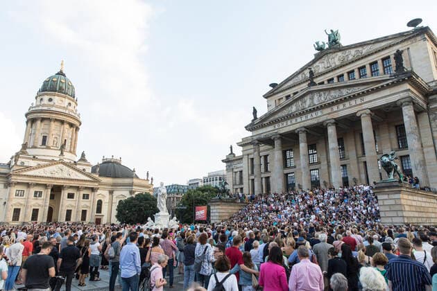 19 Fete de la Musique, Singalong und Flashmob, Hunderte Teilnehmer singen die Ode an die Freude live vor dem Konzerthaus auf dem Berliner Gendarmenmarkt am 21.06.19, Klassik, Europa-Flashmob, EU, Europahymne, Schiller, Schauspielhaus, Sommersonnenwende, Abend, Sonnenuntergang, laengster Tag, kuerzeste Nacht, Musik Berlin Deutschland, Germany Copyright: xPOP-EYEx xBenxKriemannx 10114241_FeteDeLaMusique_1796