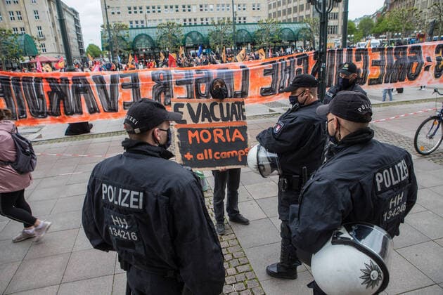 Bilder des Jahres 2020, News 05 Mai News Themen der Woche KW21 News Bilder des Tages Demo LeaveNoOneBehind Evacuate now! startet auf dem Hamburger Rathausplatz - Mehrere Demos sorgen für größeren Polizeieinsatz 23.05.20 - Hamburg: Mehrere Veranstaltungen fanden am Samstag den 23.05.2020 statt. Gegen 11Uhr startete die Veranstaltung LeaveNoOneBehind Evacuate now! auf dem Hamburger Rathausplatz. Eine weibliche Person, die außerhalb der markierten Fläche ein Plakat hochhielt, wurde von der Polizei zur Identitätsfeststellung abgeführt. Sie weigerte sich, ihren Ausweis zu zeigen. Hamburg Hamburg-Altstadt Hamburg Deutschland Copyright: xSebastianxPetersx