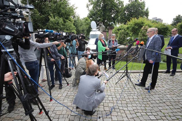 Bilder des Jahres 2020, News 05 Mai News Themen der Woche KW22 News Bilder des Tages Urteilsverkündung im Verfahren um manipulierte Abgaswerte bei VW am Bundesgerichtshof in Karlsruhe 25.05.2020 Karlsruhe, Deutschland Urteilsverkündung im Verfahren um manipulierte Abgaswerte bei VW am Bundesgerichtshof in Karlsruhe Herbert Gilbert (Kläger) Thorsten Gutschalk POOL