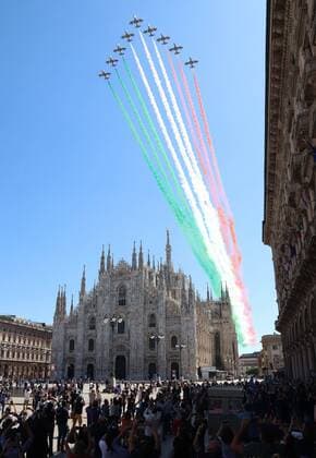 Bilder des Jahres 2020, News 05 Mai News Themen der Woche KW22 News Bilder des Tages foto ipp clemente marmorino milano 25 05 2020 passaggio sui cieli di milano della pattuglia aerea acrobatica frecce tricolori nella foto il passaggio sopra il duomo di milano