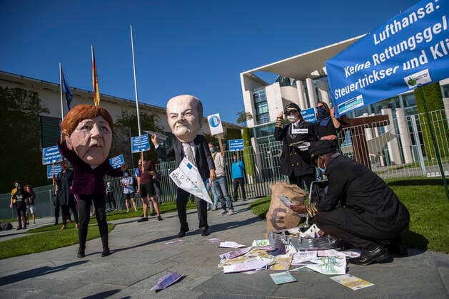 Bilder des Jahres 2020, News 05 Mai News Themen der Woche KW22 News Bilder des Tages Aktivisten von Campact und andere Demonstranten protestieren gegen den Rettungshilfe fuer die Fluggesellschaft Lufthansa vor dem Kanzleramt in Berlin am 27. Mai 2020.