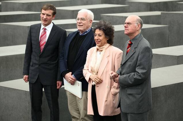 85 Uwe Neumaerker (Direktor der Stiftung Denkmal fuer die ermordeten Juden Europas), Peter Eisenman (Architekt des Denkmals), Lea Rosh (Initiatorin und Vorsitzende des Foerderkreises) und Prof. Dr. Norbert Lammert (Bundestagspraesident und Kuratoriumsvorsitzender der Stiftung), vlnr., auf dem Areal des Holocaust-Denkmals (Denkmal fuer die ermordeten Juden Europas) am 04.05.10 anlaesslich des 5 jaehrigen Bestehen des Denkmals, Berlin Berlin Deutschland, Germany Copyright: xPOP-EYE TH_Hungerx 00218743_00218743