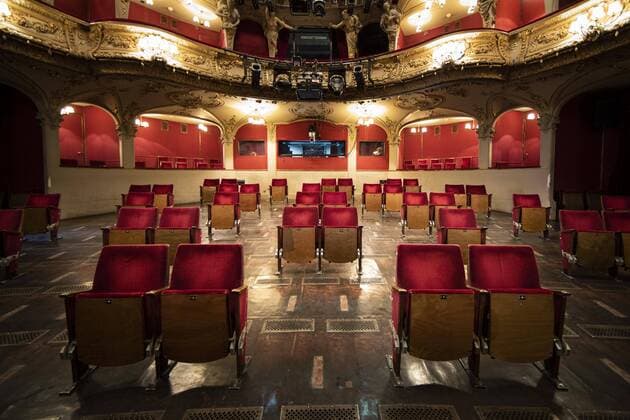 Bilder des Jahres 2020, Entertainment 05 Mai Entertainment Themen der Woche KW22 News Bilder des Tages Umgebaute Sitzreihen zur Einhaltung der Abstandsregeln im Berliner Ensemble, aufgenommen in Berlin, 28.05.2020. Aufgrund der Einschraenkungen durch das Corona-Virus koennen viele Kurlturhaeuser, Theater, Kinos und dergleichen nicht oeffnen. Die Kulturbranche befuerchtet daher existentielle Verluste durch fehlende Einnahmen. Das Berliner Ensemble versucht sich mit dem Umbau der Sitzreihen einer Rueckkehr zum Betrieb zu naehern. Berlin Deutschland