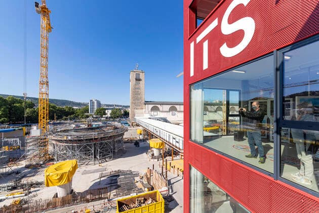 Bilder des Jahres 2020, News 05 Mai News Themen der Woche KW22 News Bilder des Tages Deutschland, Baden-Württemberg, Stuttgart, 29.05.2020: Info Turm Stuttgart ITS eröffnet. Das neue Ausstellungsgebäude am Hauptbahnhof informiert über Stuttgart 21 und andere Zukunftsprojekte der Stadt. Die Terrasse in 26 Metern Höhe bietet einen Blick auf die Bahnhofsbaustelle. Träger des Gebäudes ist der Verein Bahnprojekt Stuttgart Ulm e.V.