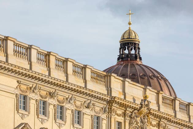 Bilder des Jahres 2020, News 05 Mai News Themen der Woche KW22 News Bilder des Tages Detail der Fassade und Kuppelkreuz des Humboldt-Forums in Berlin. 30.05.2020, Berlin, Detail der Fassade und Kuppelkreuz des Humboldt-Forums in Berlin., Berlin Berlin Deutschland, DEU Humboldt-Forum, Fassade und Kuppelkreuz