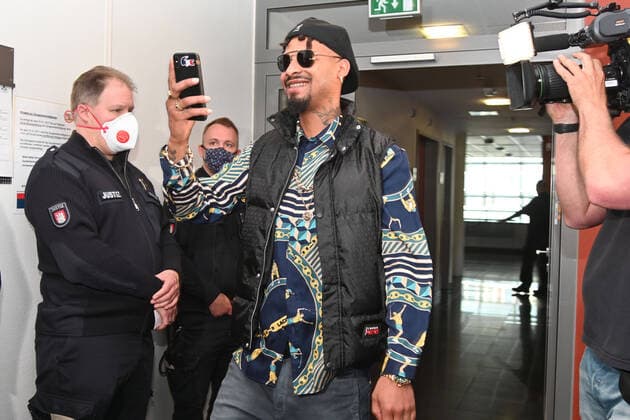 Bilder des Jahres 2020, Entertainment 06 Juni Entertainment Themen der Woche KW23 Entertainment Bilder des Tages Hamburg, der 02.06.2020 Maxwell Kwabena der Rapper der von 187 Straßenbande vor dem Amtsgericht St. Georg. Am 18. April 2018 wurde die Wohnung des Rapper durchsucht, dabei fand die Polizei 33 Gramm Marihuana, ein Tütchen Kokain, einen Schlagring sowie ein Einhandmesser. Maxwell Kwabena von der 187 Straßenbande vor Gericht, Hamburg Hamburg Deutschland
