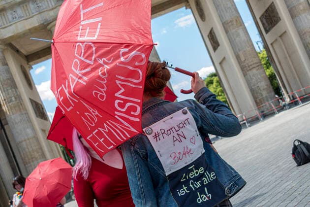 SexarbeiterInnen der Verbände BesD und BSD bei einer Kundgebung zum Internationalen Hurentag am Brandenburger Tor in Berlin. Sexarbeitende demonstrierten gegen die bestehenden rechtlichen und gesellschaftlichen Diskriminierungen, für legales Arbeiten und gegen das noch bestehende Arbeitsverbot im Rahmen der Corona-Eindämmungsverordnung. snapshot-photography M.Czapski