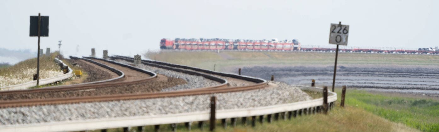 Deutsche Bahn AG - Sylt Shuttle auf Hindenburgdamm auf der Insel Sylt - Blick von der Insel in Richtung Wattenmeer - Autozug - Autoreisezug - DB - Diesellok - Diesellokomotive;