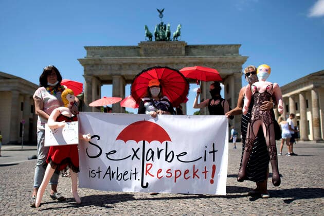 DEU, Deutschland, Germany, Berlin, 02.06.2020 Frauen mit Transparent Sexarbeit ist Arbeit Respekt fuer mehr Rechte von Sexworker in unter dem Motto Raus zum Internationalen Hurentag Berlin. Frauen demonstrieren gegen die nach wie vor bestehenden rechtlichen und gesellschaftlichen Diskriminierungen und fordern die Gleichberechtigung und mehr Rechte von Frauen, die sexuelle Selbstbestimmung und protestiert gegen sexuelle Gewalt an Frauen. Participants with poster Free Sexwork Sexarbeit ist Arbeit Respekt for more rights of women working inside the sex industry in Berlin, Germany.