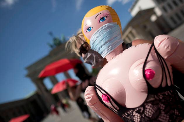 DEU, Deutschland, Germany, Berlin, 02.06.2020 Frau mit Sexpuppe mit Mundschutz in den Zeiten von Corona bei dr Aktion Sexarbeit ist Arbeit Respekt fuer mehr Rechte von Sexworker in unter dem Motto Raus zum Internationalen Hurentag Berlin. Frauen demonstrieren gegen die nach wie vor bestehenden rechtlichen und gesellschaftlichen Diskriminierungen und fordern die Gleichberechtigung und mehr Rechte von Frauen, die sexuelle Selbstbestimmung und protestiert gegen sexuelle Gewalt an Frauen. Participants with sex pupet wearing a protection mask during the campaign Free Sexwork Sexarbeit ist Arbeit Respekt for more rights of women working inside the sex industry in Berlin, Germany.