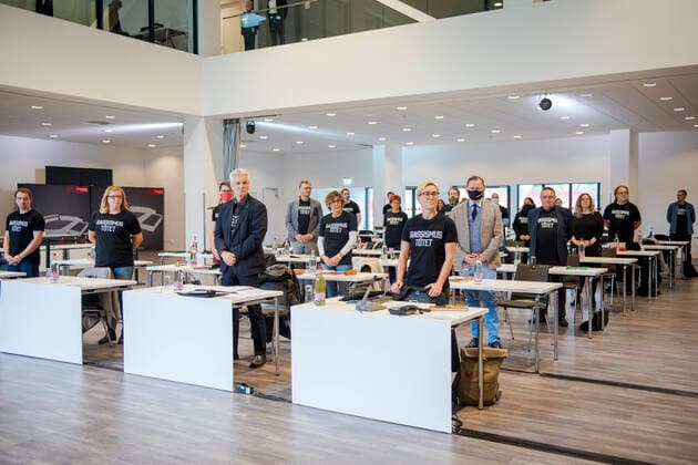 Bilder des Jahres 2020, News 06 Juni News Themen der Woche KW23 THÜRINGER LANDTAG SONDERPLENUM 05 06 2020 - Erfurt: Die Mitglieder der Fraktion DIE LINKE trägt ein schwarze T-Shirts mit Bezug zum Todesfall George Floyd mit der Aufschrift ãRASSISMUS TÖTETÒ vor Beginn der 15. Plenarsitzung des Thüringer Landtags am 5. Juni 2020 in der Arena Erfurt. _________________