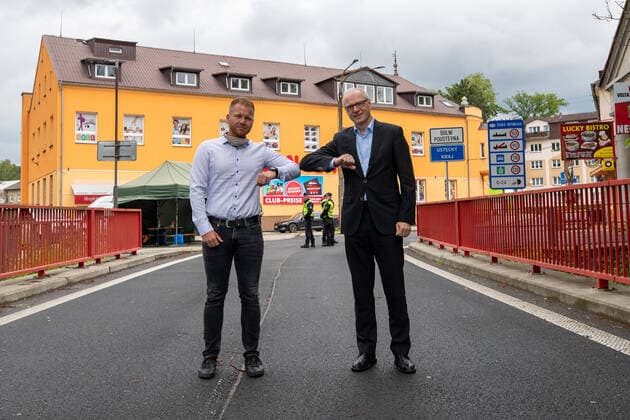 Bilder des Jahres 2020, News 06 Juni News Themen der Woche KW23 News Bilder des Tages Tschechien öffnet Grenzen Der Bürgermeister von Dolni Poustevna Robert Holec (links) und der Oberbürgermeister von der Stadt Sebnitz Mike Ruckh (rechts) treffen sich gemeinsam auf der Grenzbrücke zwischen Tschechien und Deutschland. Das Parlament in Prag hat beschlossen, dass am Mittag dem 05.06.2020 wieder für Deutsche Staatsbürger geöffnet wird. Sebnitz Sachsen Deutschland