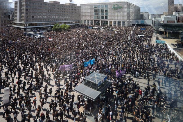 Bilder des Jahres 2020, News 06 Juni News Themen der Woche KW23 News Bilder des Tages 06.06.2020, Berlin - Deutschland. Menschen versammeln sich zur Silent Demo auf dem Alexanderplatz, um wegen des Todes des Afroamerikaners George Floyd gegen Polizeigewalt zu protestieren.