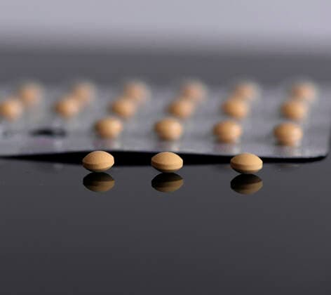 07.06.2020, Anti-Baby-Pille, Jennifer 35, Filmtabletten, zur Schwangerschaftsverhütung, Wirkstoff Cyproteron: Der Wirkstoff ist ein verwandter Stoff zum weiblichen Geschlechtshormon Gestagen (Gelbkörperhormon). Anwendung: Behandlung von mäßig schwerer bis schwerer Akne, vermehrter männlicher Behaarung (Hirsutismus) bei Frauen im gebärfähigen Alter. 07.06.2020, Anti-Baby-Pille 07.06.2020, Anti-Baby-Pille