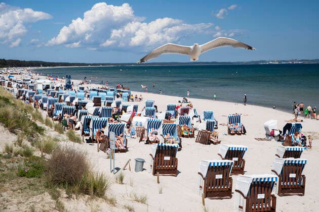 Bilder des Jahres 2020, News 06 Juni News Themen der Woche KW23 News Bilder des Tages Menschen geniessen den sonnigen Tag am Urlaubsort Seebad Binz auf der Insel Ruegen in Mecklenburg-Vorpommern am 7. Juni 2020. Urlaubsziel Ruegen