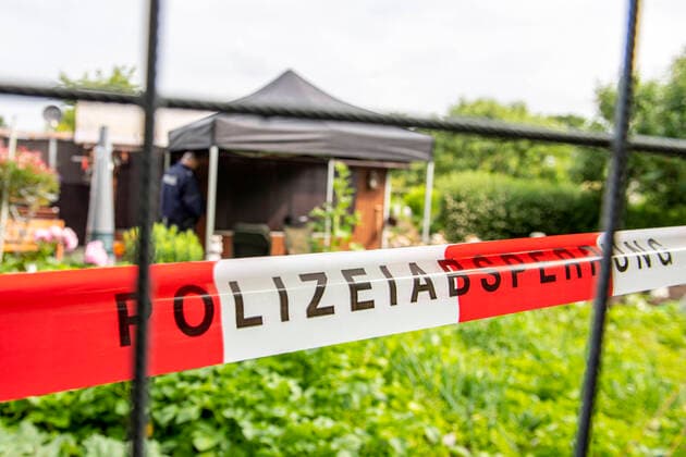 Bilder des Jahres 2020, News 06 Juni News Themen der Woche KW24 News Bilder des Tages Kindesmissbrauch in Münster Gesellschaft: Kriminalität, Prozesse. Die Polizei hat die Gartenlaube in der Kleingartenanlage in Münster mit Flatterband abgesperrt. In der Gartenlaube in Münster sollen Ende April vier Männer zwei Jungen missbraucht haben. Münster Nordrhein-Westfalen Deutschland Copyright: xDavidxInderlied Kirchner-Mediax