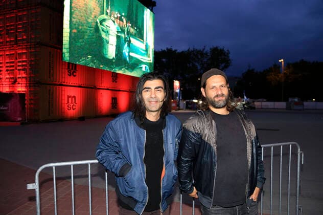 Bilder des Jahres 2020, Entertainment 06 Juni Entertainment Themen der Woche KW24 News Bilder des Tages Fatih Akin und Adam Bousdoukos beim Screening des Kinofilms Soul Kitchen im Autokino Bewegte Zeiten auf dem Heiligengeistfeld. Hamburg, 10.06.2020