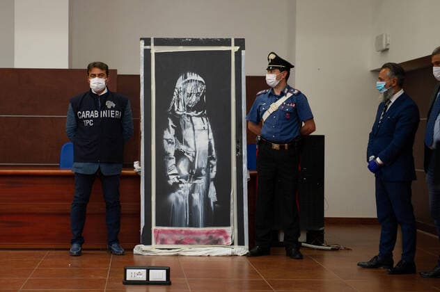 Bilder des Jahres 2020, News 06 Juni News Themen der Woche KW24 News Bilder des Tages Italien, Polizei präsentiert gestohlenes angebliches Banksy-Werk aus Bataclan-Klub Foto IPP LM Lorenzo Di Cola L Aquila, 11 06 2020 Conferenza Stampa presso Palazzo di Giustizia di L Aquila per il ritrovamento della porta dell uscita di sicurezza del Bataclan - il locale di Parigi luogo della strage del 13 novembre 2015 ad opera di terroristi dell ISIS - con opera dell artista Bansky omaggio alle vittime dell attentato Nella foto i carabinieri con l opera dipinta sulla porta Italy Photo Press - World Copyright