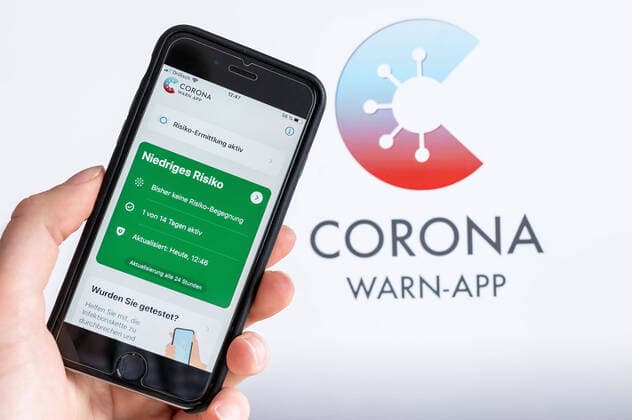 Bilder des Jahres 2020, News 06 Juni News Themen der Woche KW25 17.06.2020, xfux, Politik Medizin Vermischtes, Corona Warn App auf einem Apple iPhone, emwirt, empoli, emlahe, v.l. Die Corona Warn App Corona-Warn-App der Bundesregierung auf einem Smartphone vom Apple, dem iPhone. Mithilfe der App werden Buerger benachrichtigt, sollten sie sich in der Naehe eines am Coronavirus (COVID-19 Virus) Erkrankten aufgehalten haben, wenn dieser die App ebenso installiert hatte und seine Erkrankung meldet. Die App zeigt alle 24 Stunde 24h das Risiko einer moeglichen Infektion an. Vorliegend zeigt die niedriges Risikio beziehungsweise bisher keine Risiko-Begegnung beziehungsweise keine Kontakt zu am Coronavirus erkrankten Personen. Die Anzeige hat die Farbe grün, gruen, green. Darmstadt