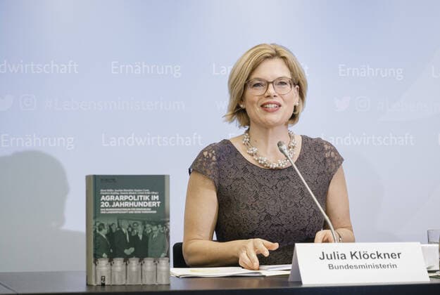 Bilder des Jahres 2020, News 06 Juni News Themen der Woche KW25 News Bilder des Tages Bundeslandwirtschaftsministerin Julia Kloeckner, CDU, aufgenommen im Rahmen der Uebergabe des Schlussberichtes und Abschlussveranstaltung der Unabhaengigen Historikerkommission im Bundesministerium fuer Ernaehrung und Landwirtschaft (BMEL) in Berlin. 17.06.2020. Berlin Deutschland