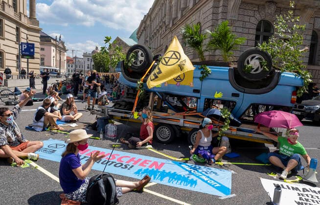 Bilder des Jahres 2020, News 06 Juni News Themen der Woche KW25 News Bilder des Tages Extinction Rebellion blockiert VDA-Zentrale Deutschland, Berlin, 17.06.2020, 250 Aktivisten von Extinction Rebellion blockieren die Zentrale des Bundesverbandes der Automobilindustrie (VDA), auf das Dach gekippter und bepflanzter SUV, Â