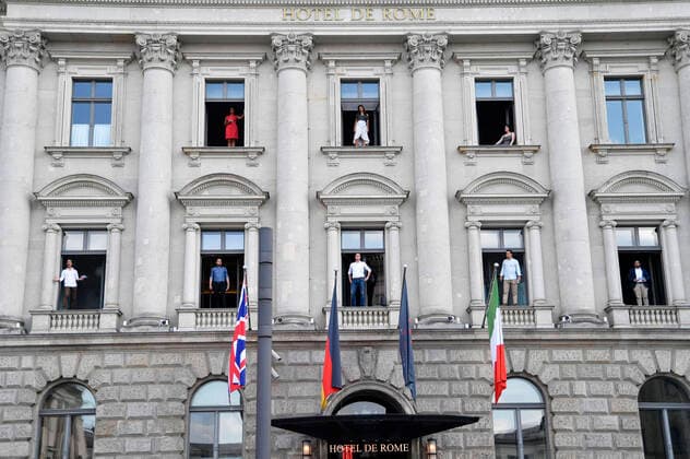 Bilder des Jahres 2020, Entertainment 06 Juni Entertainment Themen der Woche KW25 Hotel de Rome Wiedereröffnung mit Mitgliedern des Internationalen Opernstudios der Staatsoper Unter den Linden, welche aus den Fenstern des Hotels mit Renato Rascels Arrivederci, Roma und Paul Linckes Berliner Luft den Bebelplatz zum Klingen bringen. Berlin, 17.06.2020