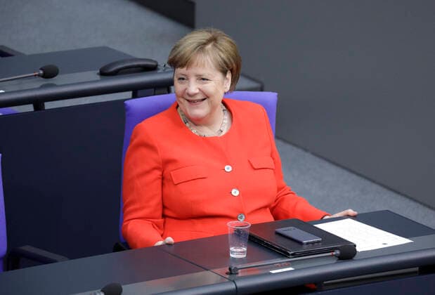 Bilder des Jahres 2020, News 06 Juni News Themen der Woche KW25 News Bilder des Tages Angela Merkel, Bundeskanzlerin, CDU, nach ihrer Regierungserklaerung zur Ratspraesidentschaft und zum Europaeischen Rat, im Deutschen Bundestag, DEU, Berlin, 18.06.2020