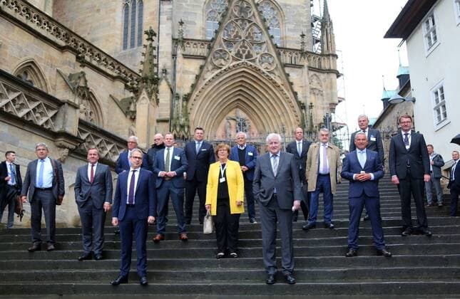 Bilder des Jahres 2020, News 06 Juni News Themen der Woche KW25 News Bilder des Tages Erfurt - Innenministerkonferenz 18.06.2020 , Erfurt, Domplatz, Innenministerkonferenz, im Bild: Gruppenfoto der Innenminister auf den Domstufen, vorn stehen Innenminister Thüringen Georg Maier (SPD) und Bundesinnenminister Horst Seehofer (CSU)