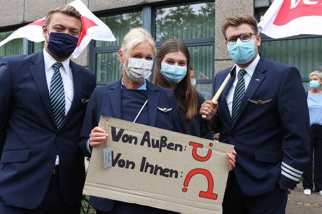 Bilder des Jahres 2020, News 06 Juni News Themen der Woche KW25 News Bilder des Tages Niedersachsen, Hannover, 18.06.2020, Flugbegleiter der Tui-Airline Tuifly demonstrieren vor dem Gebäude der Tui Group während der Aufsichtsratssitzung gegen die geplanten Änderungen der Tui-Airline. Der Aufsichtsrat der Tui-Airline Tuifly berät auf einer Sitzung über den vom Management geplanten Sparkurs.