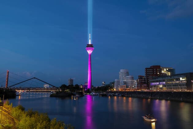 Bilder des Jahres 2020, News 06 Juni News Themen der Woche KW25 Beleuchtung Rheinturm Düsseldorf Rheinturm Düsseldorf für Werbeaktion der Telekom in Magenta nach Vorbild des Rheinkometen beleuchtet. Düsseldorf Speditionsstraße Nordrhein-Westfalen Deutschland
