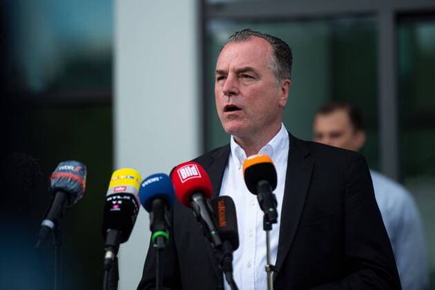 Bilder des Jahres 2020, News 06 Juni News Themen der Woche KW25 News Bilder des Tages 20.06.2020 - Coronavirus - Pressekonferenz Geschäftsführung von Tönnies: Über laufende Entwicklungen des Corona-Ausbruchs von über 1000 Menschen im Fleischbetrieb Tönnies in Rheda-Wiedenbrück spricht die Geschäftsführung in Quarantäne. Im Kreis Gütersloh sind daher über 7000 Menschen in Quarantäne. Im Bild: Tönnies Geschäftsführer Clemens Tönnies. Foto: Noah Wedel, Rheda-Wiedenbrück Nordrhein-Westfalen Deutschland Kreishaus