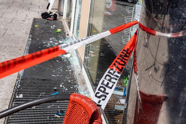 Bilder des Jahres 2020, News 06 Juni News Themen der Woche KW25 News Bilder des Tages Aufräumarbeiten nach Randale in der Stuttgarter Innenstadt. Rund 500 Menschen haben sich in der Nacht zum Sonntag zusammengerottet, Schaufenster zerstört und geplündert. Schwerpunkte waren die Marienstraße und die Fußgängerzone Königsstraße. 20.06.2020, Stuttgart, Baden-Württemberg, Deutschland.