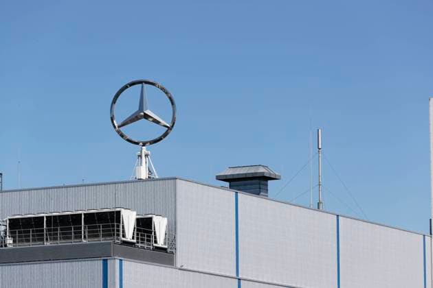 Mercedes-Benz Werk Ludwigsfelde 2020-06-22, Ludwigsfelde, Deutschland - Südtor des Transporter-Werks der Meccedes-Benz GmbH in Ludwigsfelde im Süden vor Berlin, wo der Sprinter vom Band rollt.