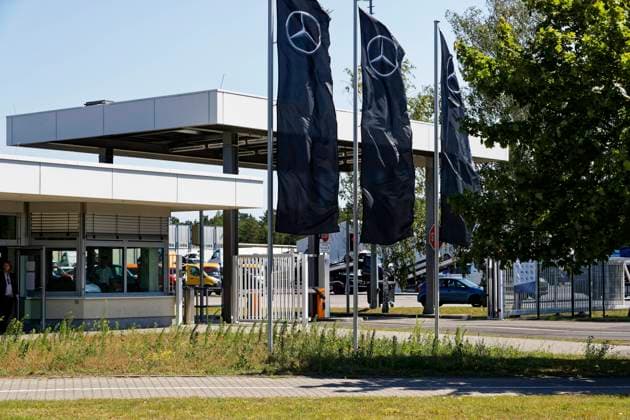 Mercedes-Benz Werk Ludwigsfelde 2020-06-22, Ludwigsfelde, Deutschland - Südtor des Transporter-Werks der Meccedes-Benz GmbH in Ludwigsfelde im Süden vor Berlin, wo der Sprinter vom Band rollt.